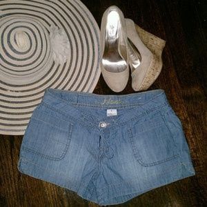 ⭐️ 5/ $25 Nori Light Denim Shorts